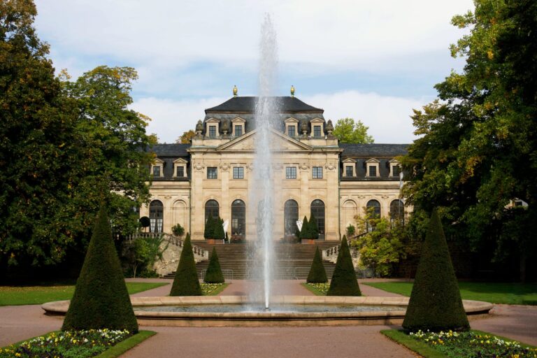 どっしりとした建物の前の噴水。息は顔の前で縦に吸うイメージ。By Joseph